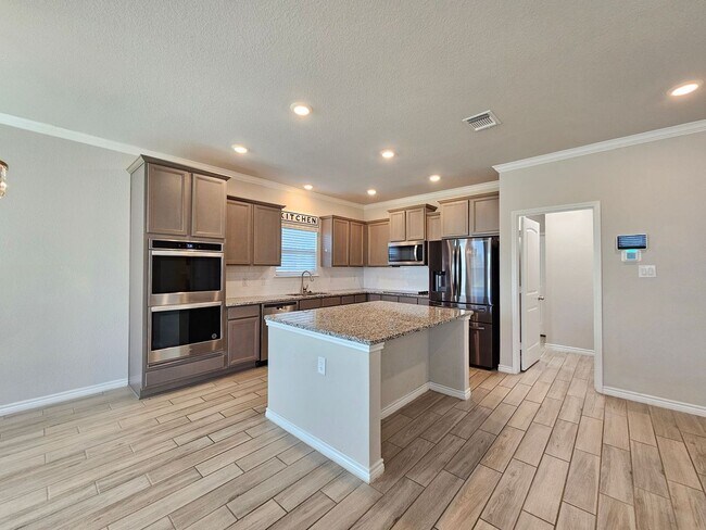 Foto del edificio - NEW IN MANAGEMENT - AVAILABLE NOW!