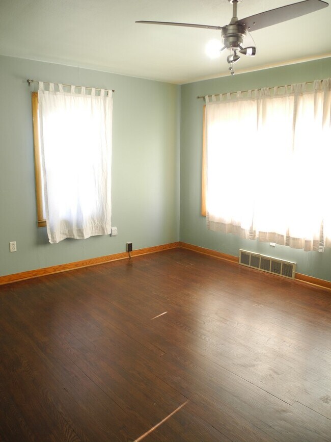 Building Photo - 1325 Larson Ct