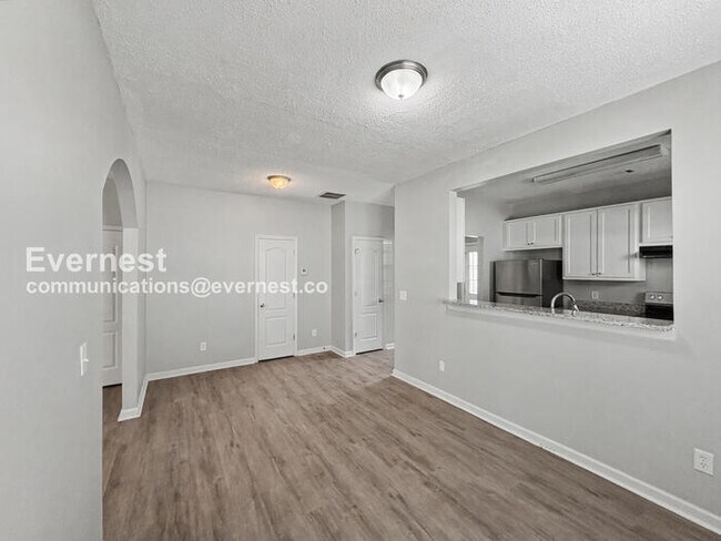 Foto del edificio - 8641 Thomas Rd