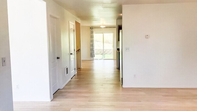 Building Photo - Beautiful 4 bedroom 3 bath townhouse w/att...