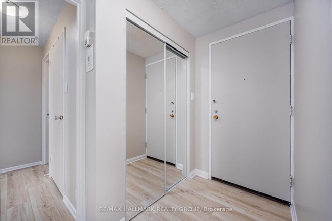 Photo du bâtiment - 915-1915 Elmsmere Rd