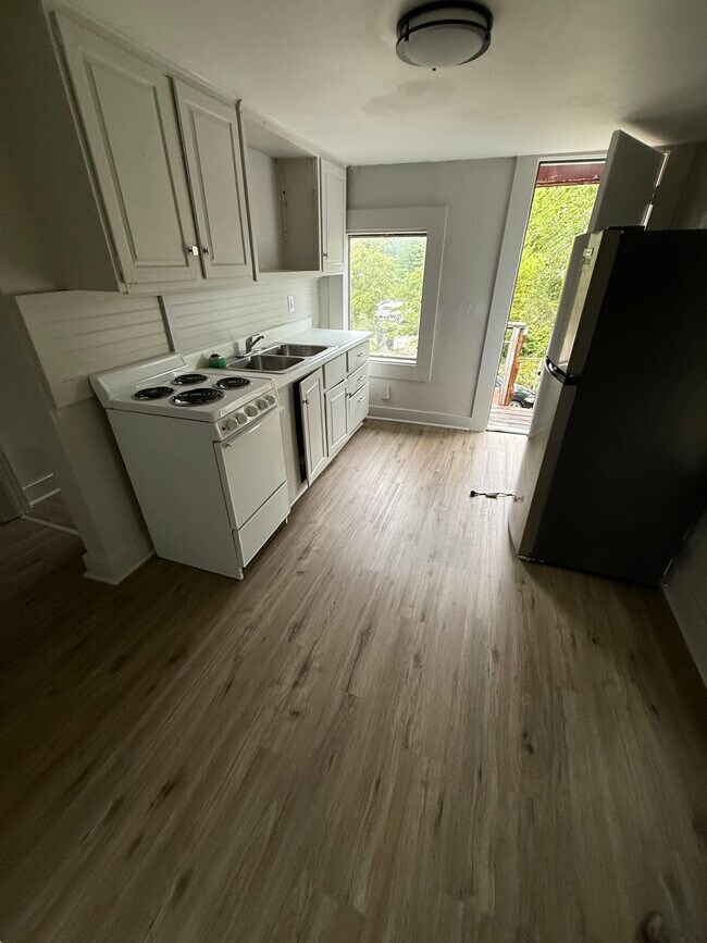 Building Photo - 109 S Maple St