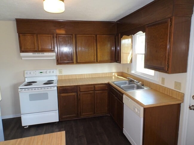 Building Photo - 123 Old Corinth Rd