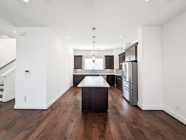Building Photo - 707 Bayou St