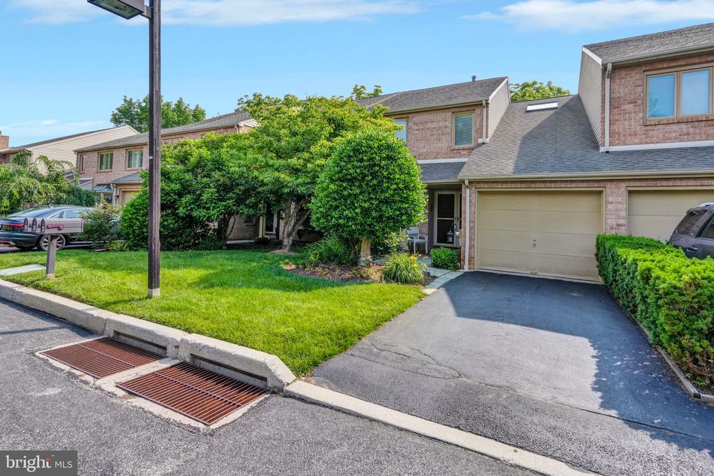 Primary Photo - 71 Amity Dr