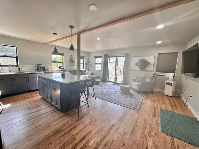 Foto del edificio - 214 N Polk St