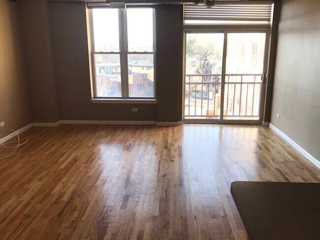 Living Room - 1645 W School St