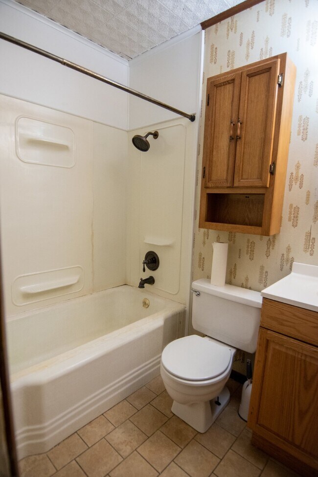 Building Photo - 3 Bedroom 1 Bath