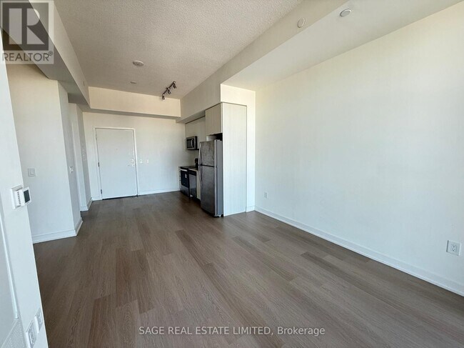 Photo du bâtiment - 859 The Queensway