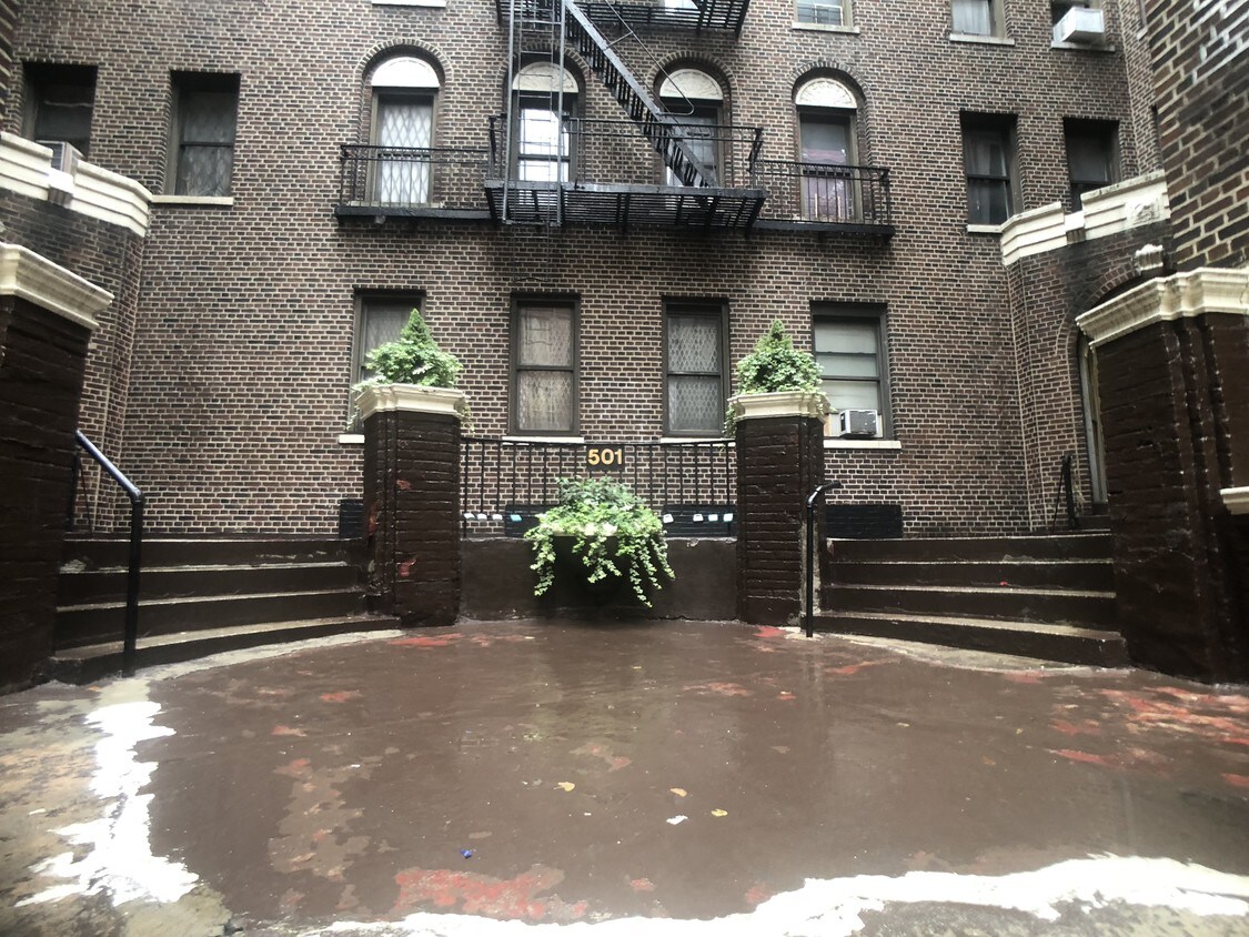 Primary Photo - 501 W 189th St