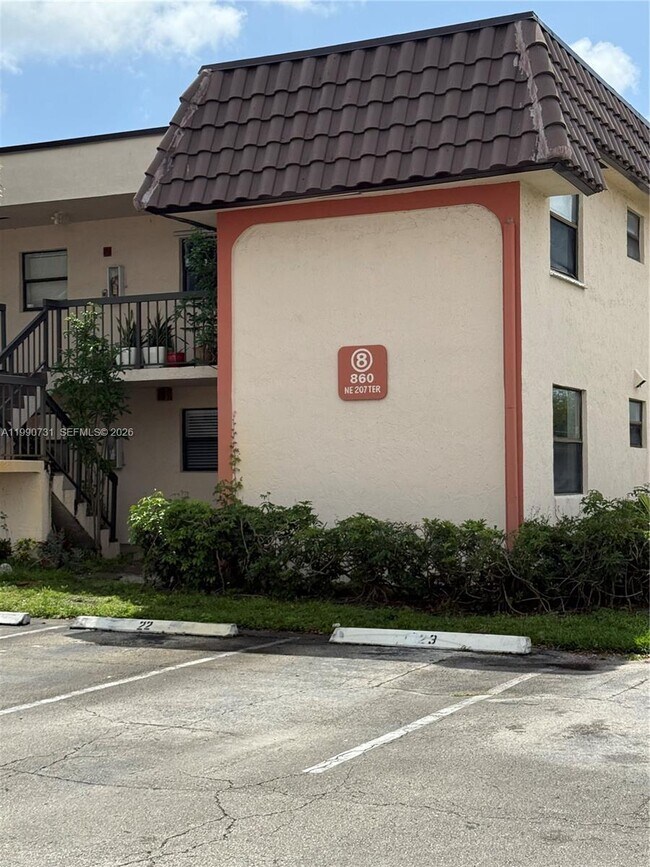 Foto del edificio - 860 NE 207th Terrace