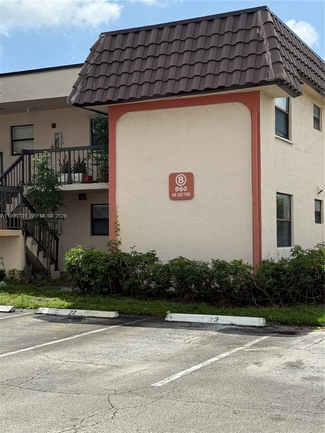Building Photo - 860 NE 207th Terrace