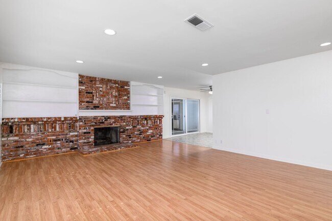 Building Photo - Beautiful Newbury Park  4 Bedroom 2 Bath Home