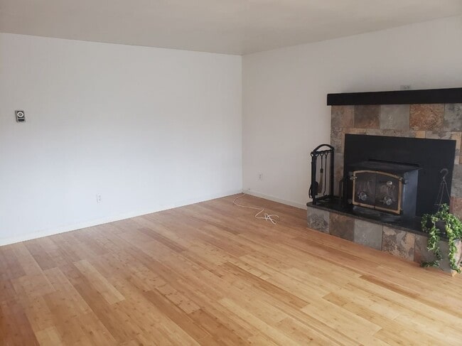 Building Photo - 722 White Pl