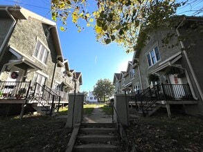 Building Photo - 302 S 12th St