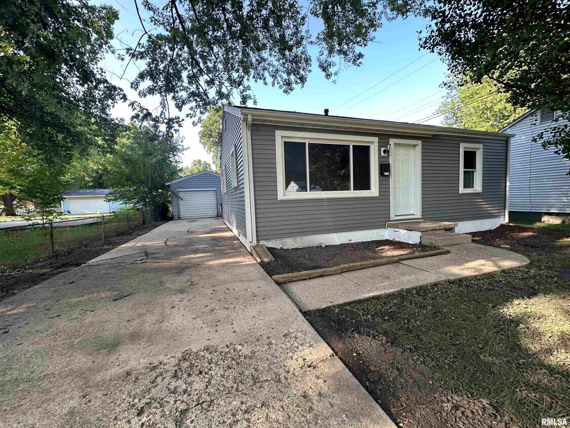 Primary Photo - 1712 E Knox Ave