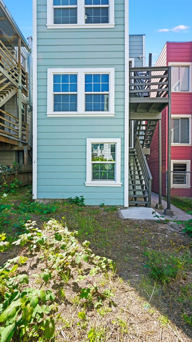 Building Photo - 3BR/2BA w/Washer Dryer and Across from Gol...