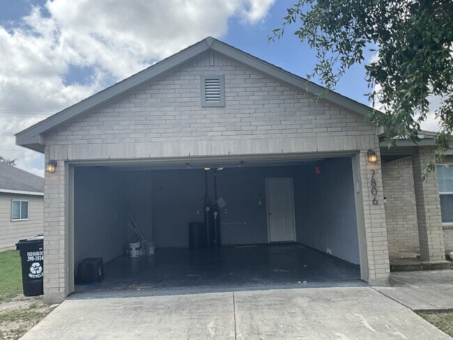 Building Photo - "Charming 3-Bedroom Haven in Selma with Granite Elegance!"