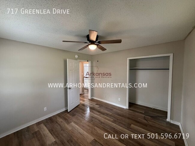 Building Photo - 717 Greenlea Dr