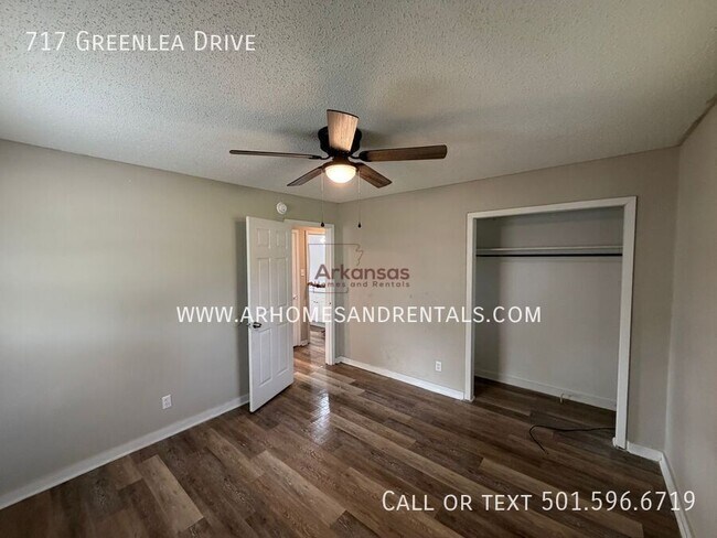 Foto del edificio - 717 Greenlea Dr