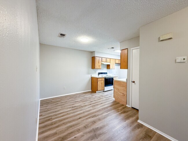 Foto del edificio - 607 Frostwood Dr