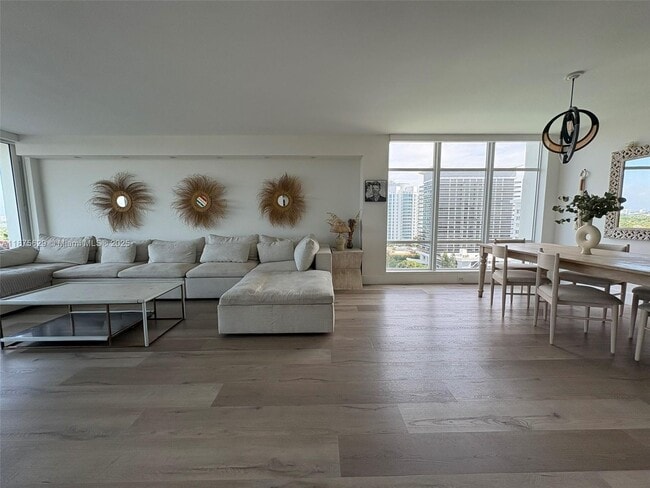 Foto del edificio - 5750 Collins Ave