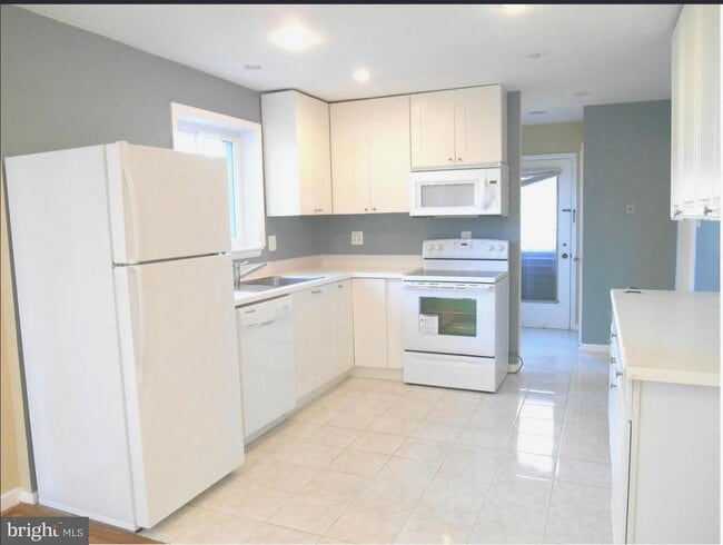 Building Photo - 5809 Greenlawn Dr