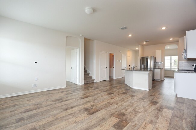 Building Photo - 5 bedroom house 10 miles from Lackland AFB