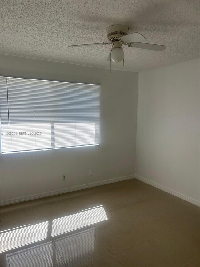 Foto del edificio - 3995 W McNab Rd