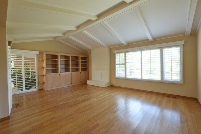Foto del edificio - Well Maintained 3 Bedroom 2 Bath Home in Highly Desirable Saratoga Neighborhood!