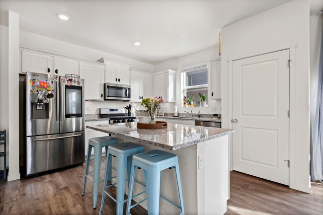 Building Photo - 482 3rd St