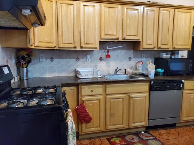 Building Photo - 49 Nelson Ave