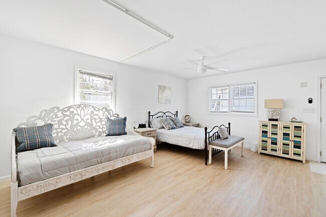 Building Photo - Charming Bungalow Retreat: Fully Equipped,...