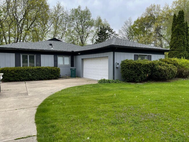 Foto del edificio - Spacious 3bd/2.5ba Ranch