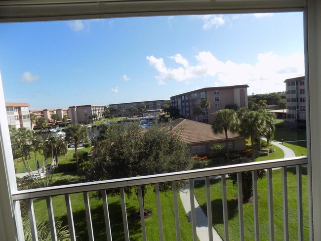 Foto del edificio - 900  Dogwood Drive 437