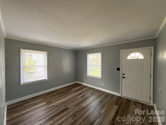 Building Photo - 3115 Seymour Dr