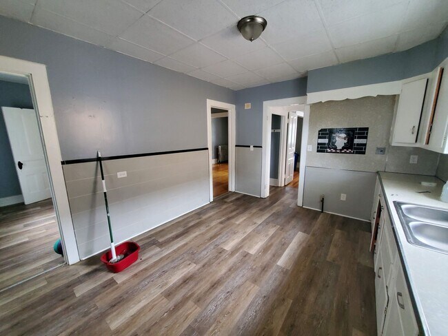 Foto del edificio - Large 4 Bedroom Single Family House Availa...