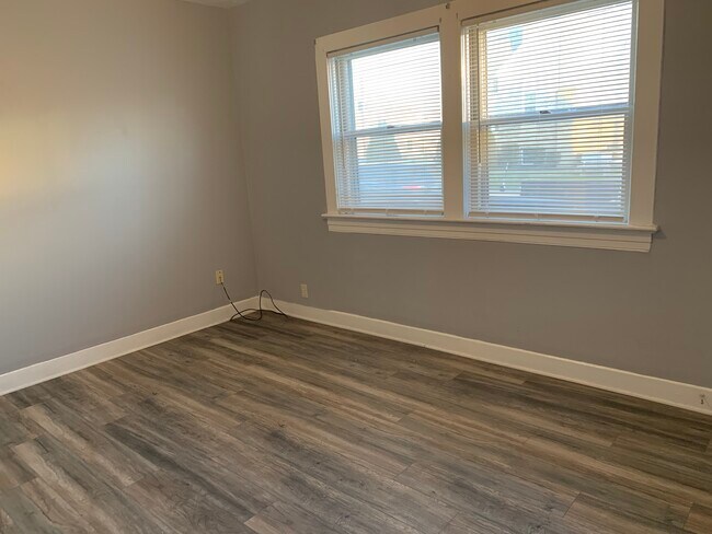 Pintura y suelos nuevos. - 2208 Crittenden Dr
