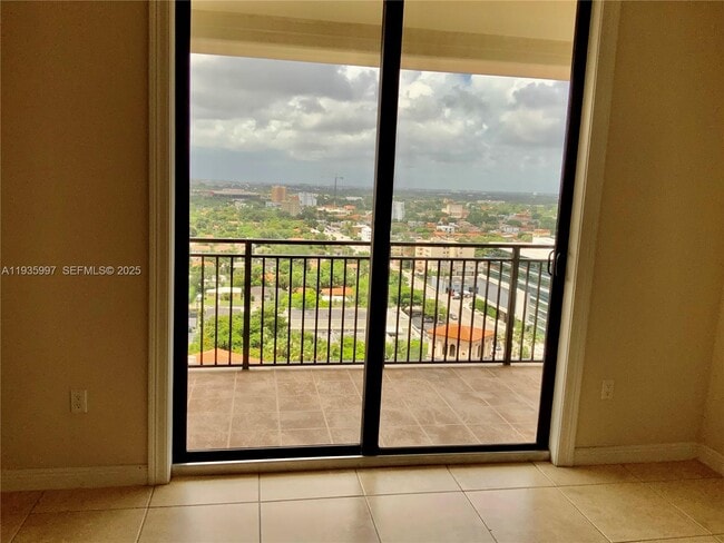 Foto del edificio - 888 Douglas Rd