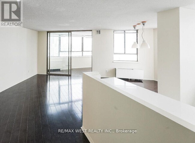 Building Photo - 260 Queens Quay W