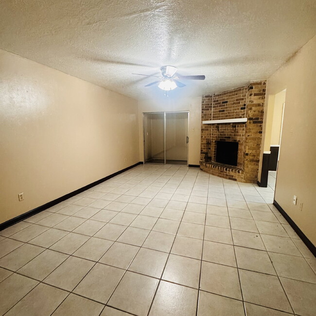 Building Photo - Spacious 3 Bedroom, 2.5 Bathroom Townhome in West End Beaumont