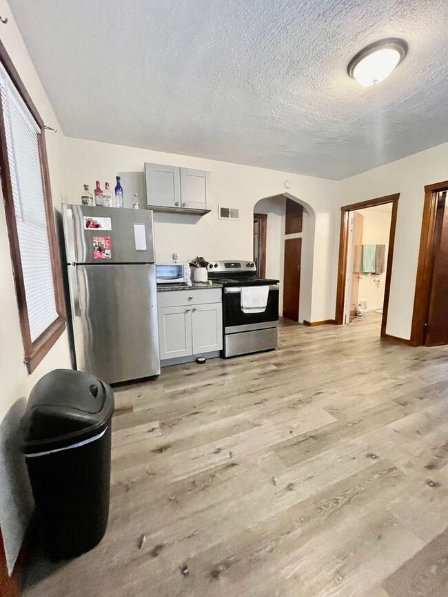 Building Photo - W180-W188 Pioneer Dr