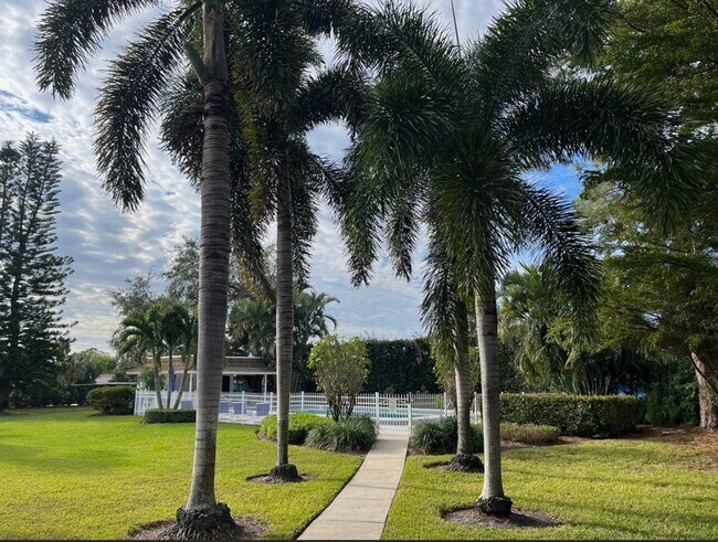 Foto del edificio - ** 2/2 FIRST FLOOR UNIT ** DELNOR-WIGGINS STATE PARK AND BEACH ** STEPS AWAY FROM POOL ** SEASONA...
