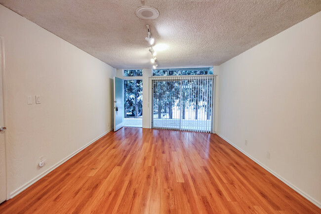 Building Photo - 949 N San Vicente Blvd