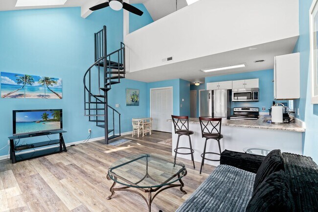 Foto del edificio - Fully furnished condo minutes from the beach!