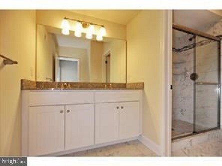 Bathroom - 3rd Floor - 137 Kingsley St