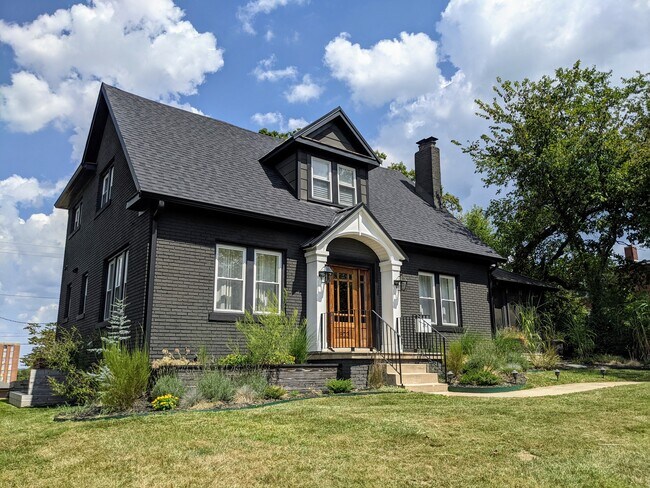 Foto del edificio - 823 Fairmount Blvd
