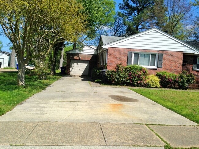 Building Photo - SPACIOUS 3 BED/1 BATH ALL BRICK HOME IN ES...