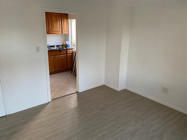Building Photo - 1108 E 67th St
