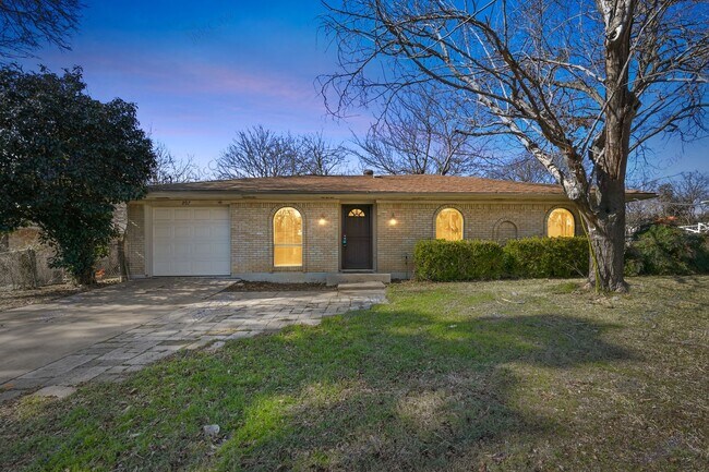 Building Photo - Spacious West DeSoto 3 bed/2 bath